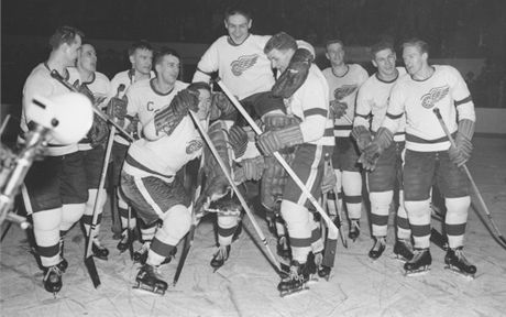 Tým hokejist Calgary Flames v roce 1955, uprosted je v rukou spoluhrá legendární gólman Terry Sawchuk