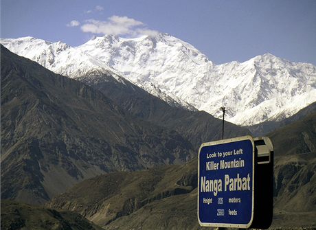 Nanga Parbat, devátá nejvyí hora svta. O její zdolání se pokoueli cizinci, kteí byli zabiti. 