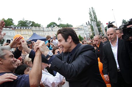 John Travolta se vítal s fanouky a 48. Filmovém festivalu v Karlových Varech.