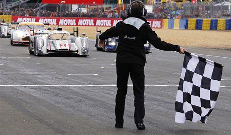 Tom Kristensen (íslo 2) projídí jako první cílem Le Mans.