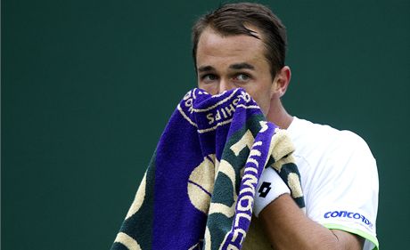 Luká Rosol ve Wimbledonu 2013.