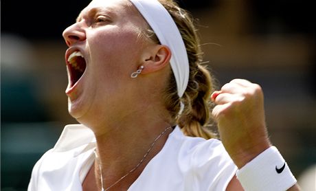 Petra Kvitová slaví postup do osmifinále Wimbledonu.
