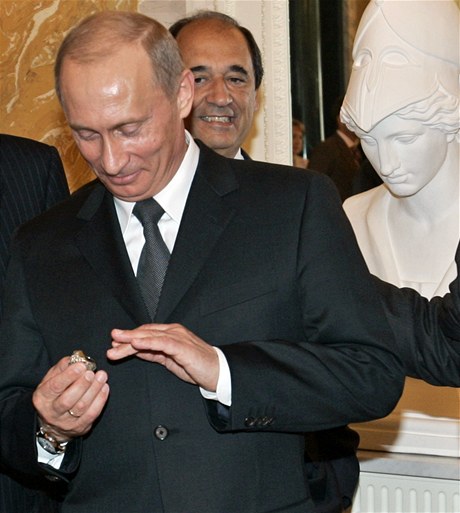 Putin si v roce 2005 pivlastnil prsten pro vítze Super Bowlu