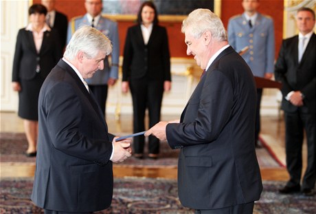 Prezident Milo Zeman jmenuje premiérem Jiího Rusnoka.