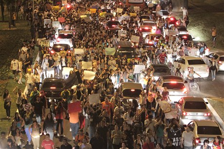 Protestní pochod ve mst Brasilia. Lidé vyli do ulic v nejmén deseti dalích mstech. 