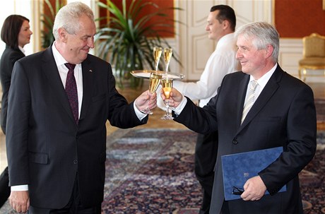 Premiér Jiří Rusnok (vpravo) si připíjí s Milošem Zemanem.