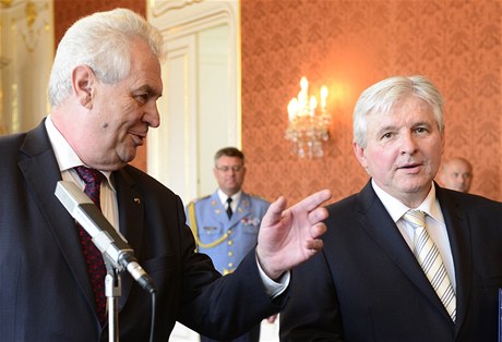 Premiér Jií Rusnok (vpravo) s prezidentem Miloem Zemanem.