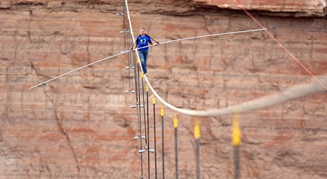 Lano, po kterém Wallenda el, bylo dlouhé více ne 400 metr.