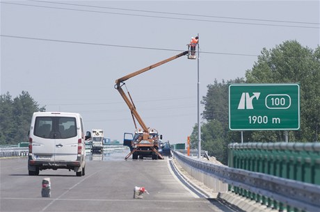 Dokonovací práce finiují v tchto dnech na dálnici D3 z Veselí nad Lunící do Tábora.