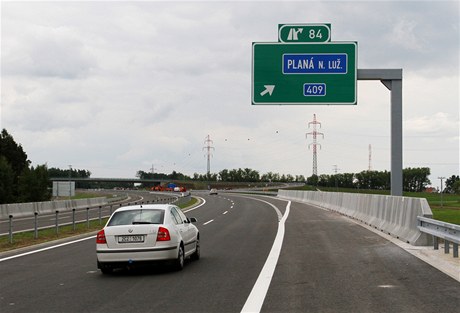 Dopravní spojení mezi Prahou a Českými Budějovicemi zrychlí a zkvalitní nový, pětadvacetikilometrový úsek dálnice D3, který byl 27. června slavnostně otevřen v Plané nad Lužnicí.