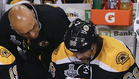 eský hokejista Bostonu Bruins Jaromír Jágr a týmový léka