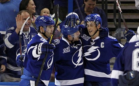 Hokejisté Tampy Bay Lightning Steven Stamkos (uprosted), Teddy Purcell (vlevo) a kapitán Vincent Lecavalier