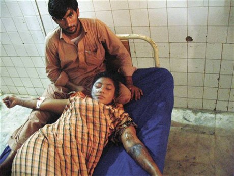 Zranná pákistánská hereka se svým bratrem