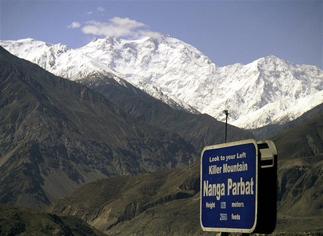 Nanga Parbat, devátá nejvyšší hora světa. O její zdolání se pokoušeli cizinci, kteří byli zabiti. 