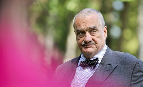 Na pietní akci v obci Leáky pijel také Karel Schwarzenberg.