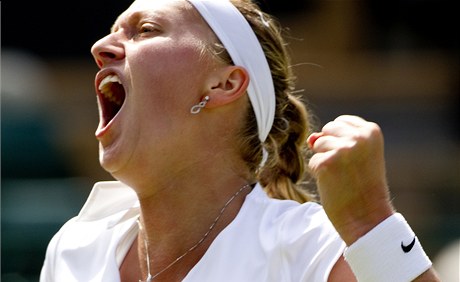 Petra Kvitová slaví postup do osmifinále Wimbledonu.