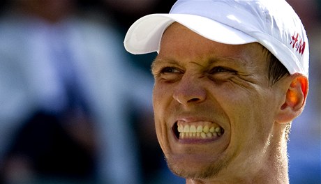 Tomá Berdych slaví postup do osmifinále Wimbledonu.