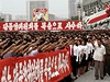 Severokorejci skandují na poest  Kim ong-una. 