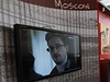 Snowdenova tvá na televizní obrazovce v jedné z kaváren na moskevském letiti. 