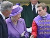 Královna si povídá s okejem Moorem, který jezdil jejího kon. 
