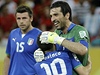 Fotbalisté Itálie Sebastian Giovinco a branká Gianluigi Buffon 