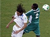 Fotbalista Uruguaye Edinson Cavani (vlevo) a Godfrey Oboabona z Nigérie 