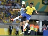 Brazilský fotbalista Fred (vpedu) a Diego Lugano z Uruguaye