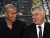 Trenéi fotbalist Realu Madrid Zinedine Zidane (vlevo) a Carlo Ancelotti