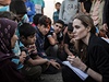 Hereka Angelina Jolie mluví se syrskými uprchlíky ve vojenském uprchlickém táboe v Jordánsku.