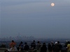 Lidé sledují "super Msíc" nad Manhatanem z rezervace Eagle Rock v americkém West Orange.