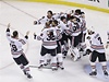 Hokejiste Chicaga se radují ze zisku Stanley Cupu.