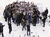 Hokejiste Chicaga se radují ze zisku Stanley Cupu.