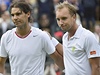 Steve Darcis (vpravo) pekvapiv vyadil Nadala v 1. kole Wimbledonu.