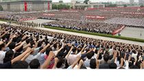 Jako armda. Severokorejci provolvaj slvu KLDR, kde komunistick dynastie Kim eleznou rukou ji vce ne est destek let. 