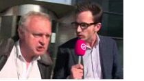 Český europoslanec Miroslav Ransdorf (KSČM) podrážděně slovně i fyzicky napadl nizozemského televizního reportéra.