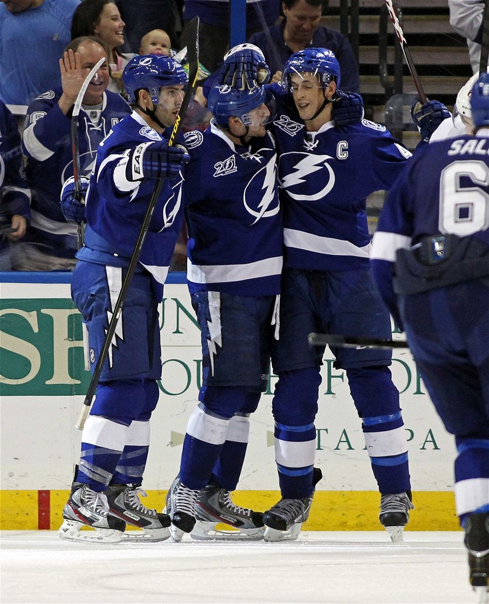 Hokejisté Tampy Bay Lightning Steven Stamkos (uprost�ed), Teddy Purcell (vlevo) a kapitán Vincent Lecavalier