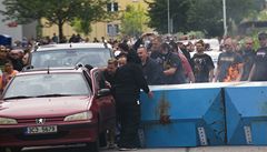 Policie bránila sídliště s Romy proti radikálům: 10 zraněných, 30 zadržených 
