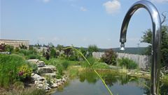 Na zahrad� u domu má Roman Bo�ek také jezírko se skalkou