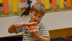 První t�i roky mívají d�ti po �esti lekcích b�hem deseti m�síc�, ve �tvrtém roce �ty�i. �koly prý zájem mají.