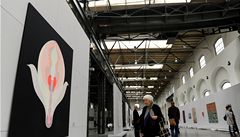 Kostlivec v rajské omáce, výstava v brnnské Wannieck Gallery. Na snímku je obraz Václava Stratila. 