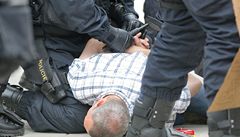 Policie zadržela 39 lidí při potyčkách na sídlišti v Českých Budějovicích