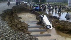 P�ívalové de�t� zni�ily hlavní silni�ní tah do m�sta Haridvar na severu zem�. 