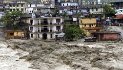 Rozbou�ená �eka Ganga se valí severoindickým státem Uttarkand v himalájském podh��í..  