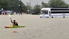 Zatopené autobusové nám�stí ve m�st� Ri�iké�, centra vyznava�� jógy. 