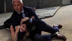 Mu� z ochranky zpacifikoval aktivistku z Femen. Polonahé �eny protestovaly p�ed Evropskou komisí b�hem náv�t�vy tuniského premiéra v Bruselu. 