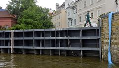 Protipovodňová vrata na Čertovce se uzavřela. Praha tak chrání Kampu