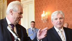 Premiér Ji�í Rusnok (vpravo) s prezidentem Milo�em Zemanem.