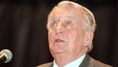 Ve v�ku 91 let zem�el filmový a divadelní herec Old�ich Velen (na archivním snímku z roku 1998).