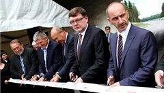 Zprava minist�i Martin Kuba a Zbyn�k Stanjura otevírají 27. �ervna nový, p�tadvacetikilometrový úsek dálnice D3 u Plané nad Lu�nicí.