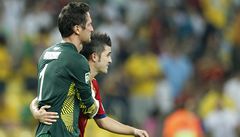 �pan�lský fotbalista David Villa (vpravo) a Mikael Roche z Tahiti 